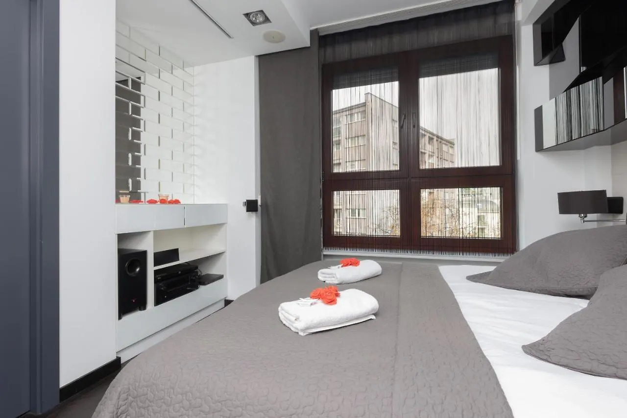 Warsaw Srodmiescie Riverside Three-Bedroom Apartment By Renters Polska