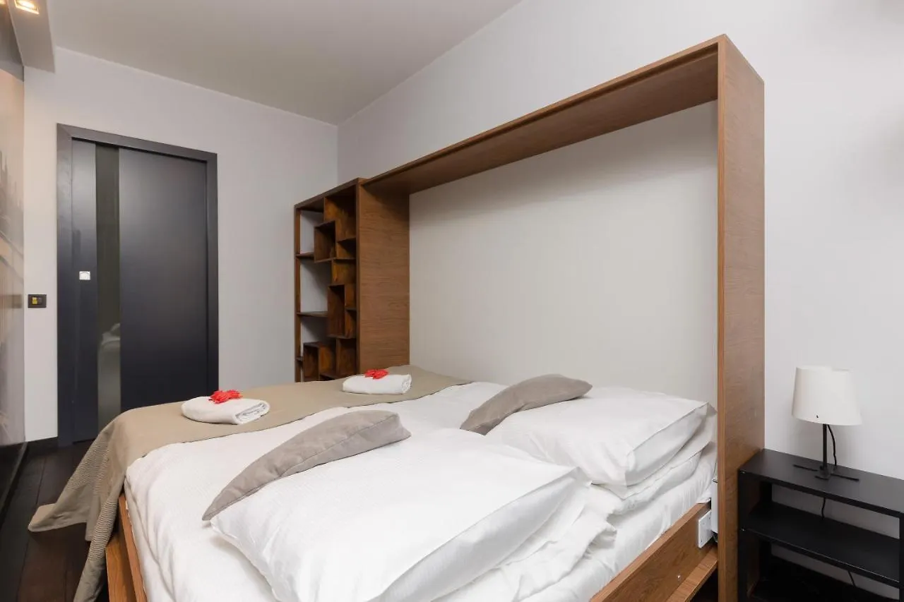 Warsaw Srodmiescie Riverside Three-Bedroom Apartment By Renters 0*,  Polska